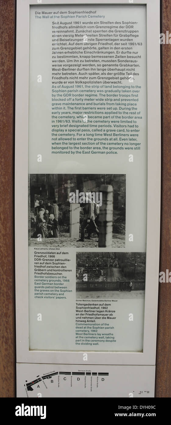 Di metallo del pannello informazioni intitolata "Muro al cimitero Sophien', con fotografie del cimitero motivi, il muro di Berlino, Bernauer Strasse Foto Stock