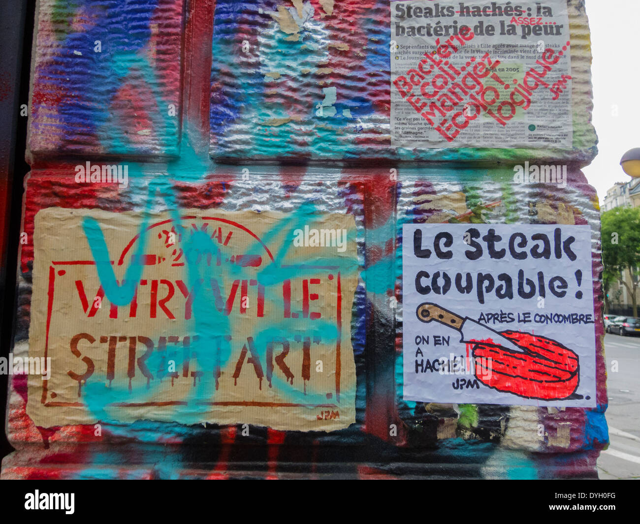 Parigi, Francia, muro di pittura per artisti di Graffitti francesi, poster di Street art anti-carne colorati Foto Stock
