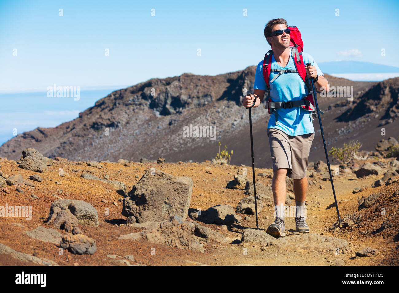 Escursionista godendo di camminare sul fantastico sentiero di montagna. Con lo zaino in spalla Vulcano Haleakala, vista incredibile. Il trekking. Foto Stock