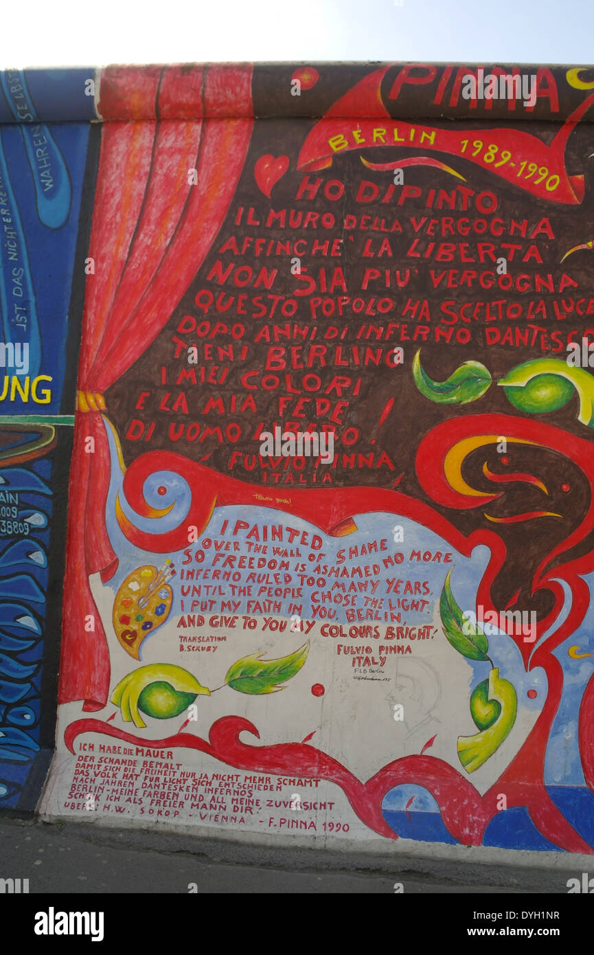 Libertà poesia al lato di Fulvio Pinna la coloratissima "inno di gioia' murale dipinto di Berlino la parete interna, la East Side Gallery, Muhlenstrasse Foto Stock