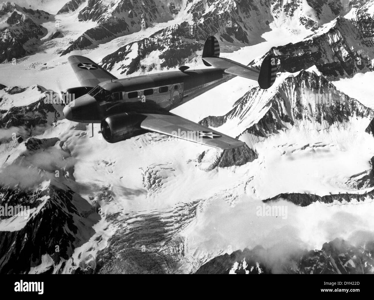 Il Beech F-2 è stato utilizzato dal 1st PR Group in Alaska durante il 1941. Questo aereo, un aereo da ricognizione e sorveglianza fotografica, ha svolto un ruolo vitale nelle operazioni militari. Paul Fedelchak catturò il suo significato nel campo dell'aviazione, in particolare per le U.S. Army Air Forces di stanza in Alaska durante la seconda guerra mondiale Foto Stock