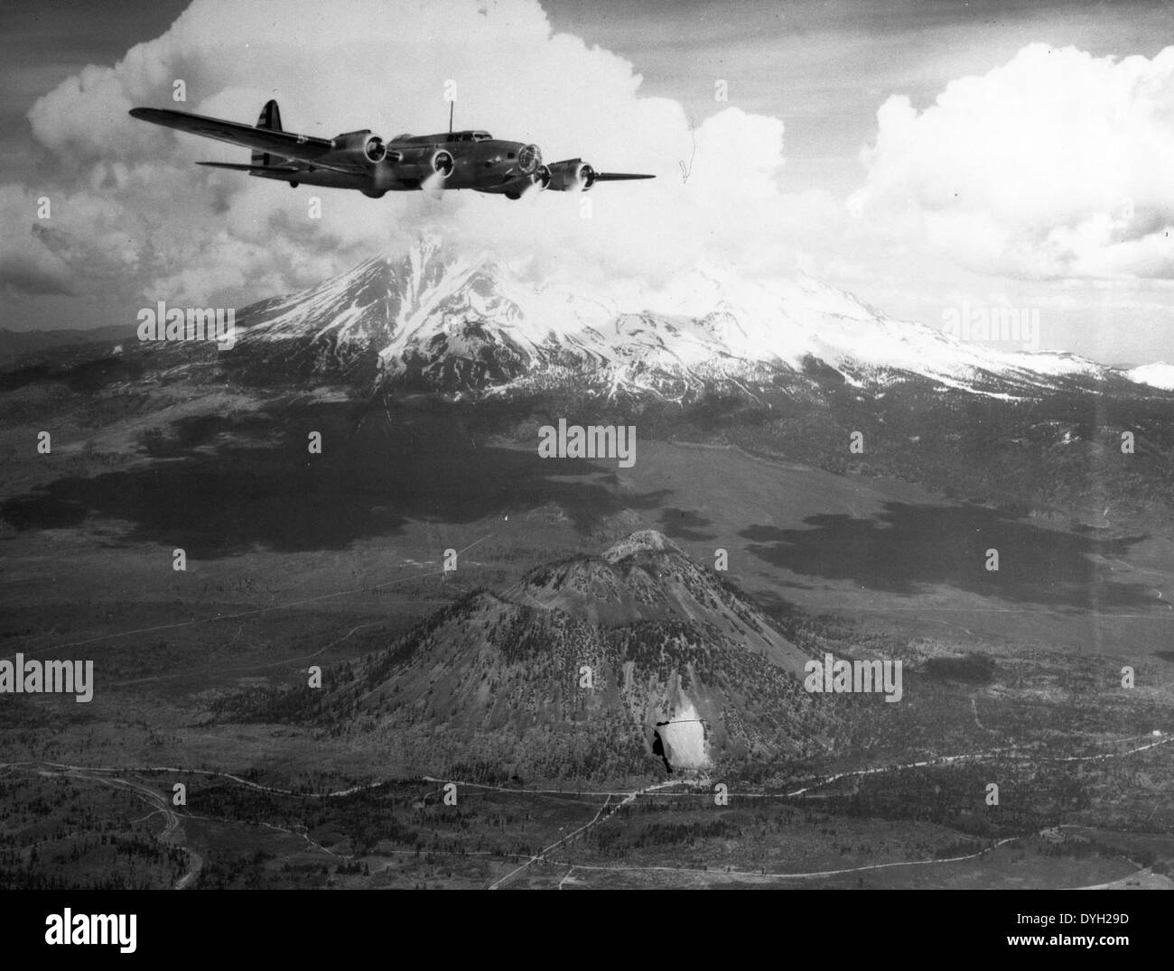 Il Boeing Y1B-17, fotografato sopra Mount Rainier il 28 febbraio 1938, era uno dei primi modelli del B-17 Flying Fortress. Questo velivolo, strumentale nella seconda guerra mondiale, segnò un passo significativo nello sviluppo di bombardieri strategici per la U.S. Air Force. Foto Stock