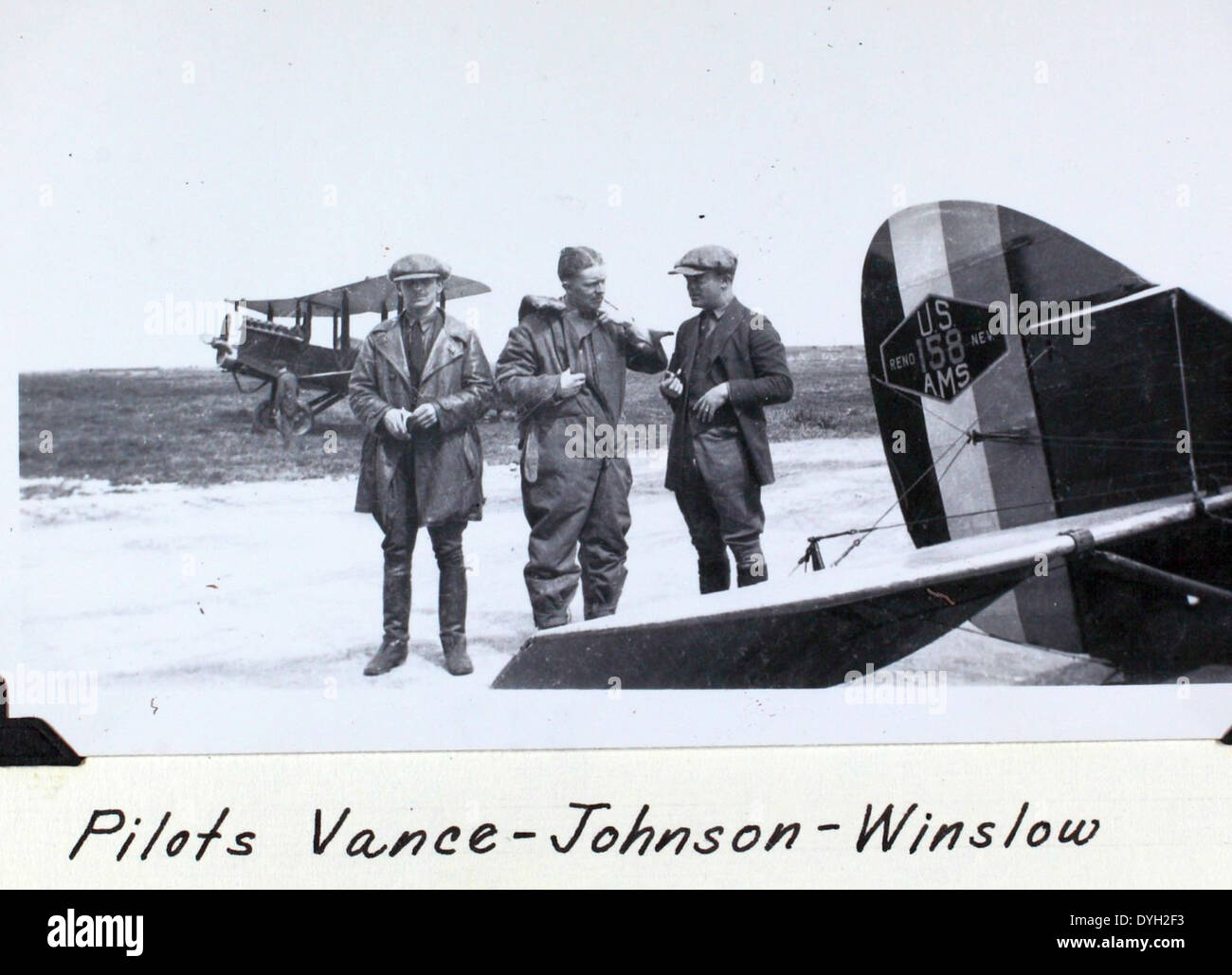 Questa fotografia storica mette in evidenza i pionieri dei servizi di posta aerea, mostrando i primi giorni dell'aviazione nella consegna della posta e nel collegamento di regioni lontane attraverso il volo. Foto Stock