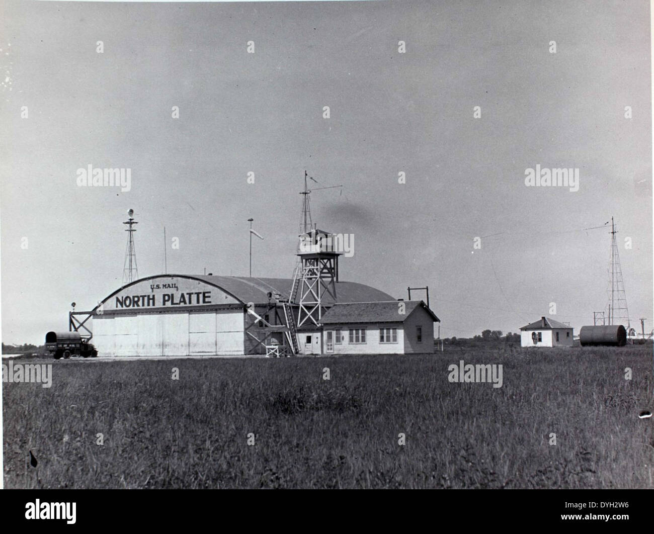 Questa immagine mostra i primi pionieri della posta aerea, evidenziando gli individui e gli aerei che hanno rivoluzionato le comunicazioni a lunga distanza e il trasporto postale durante i primi anni dell'aviazione. Foto Stock