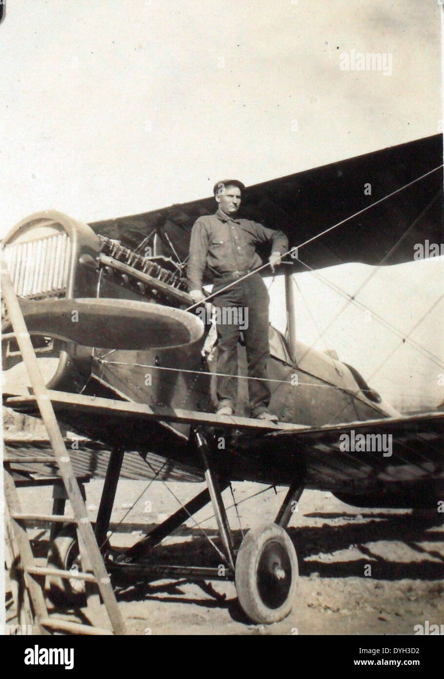Questa foto mostra i primi pionieri della posta aerea, tra cui piloti e aerei come il DH42, che hanno contribuito a stabilire servizi di posta aerea affidabili. I loro sforzi hanno rivoluzionato la comunicazione. Foto Stock
