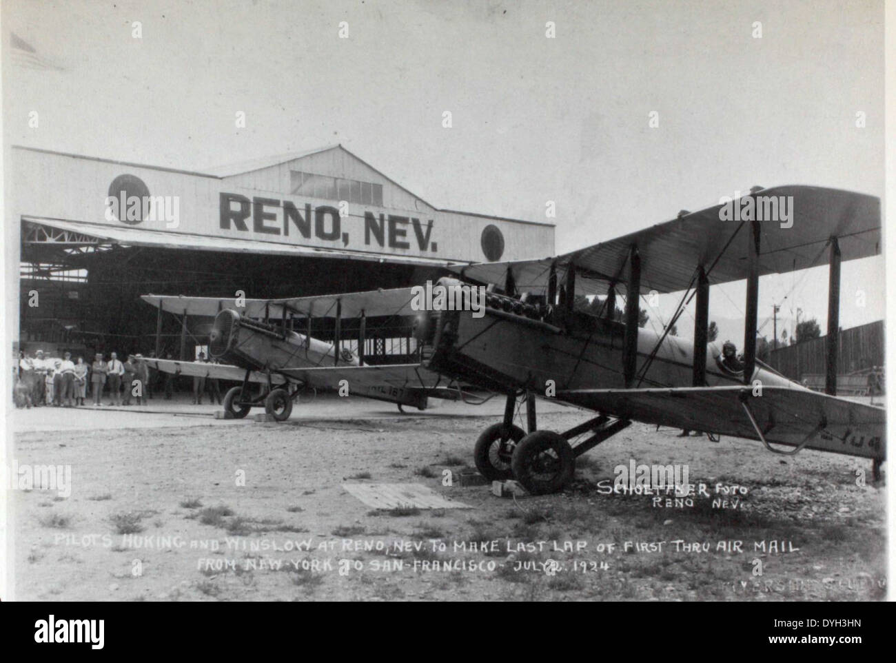 Questa fotografia mette in evidenza i pionieri del servizio di posta aerea, che mostrano i primi giorni del trasporto postale aereo e il ruolo cruciale degli aviatori nel suo sviluppo. Foto Stock