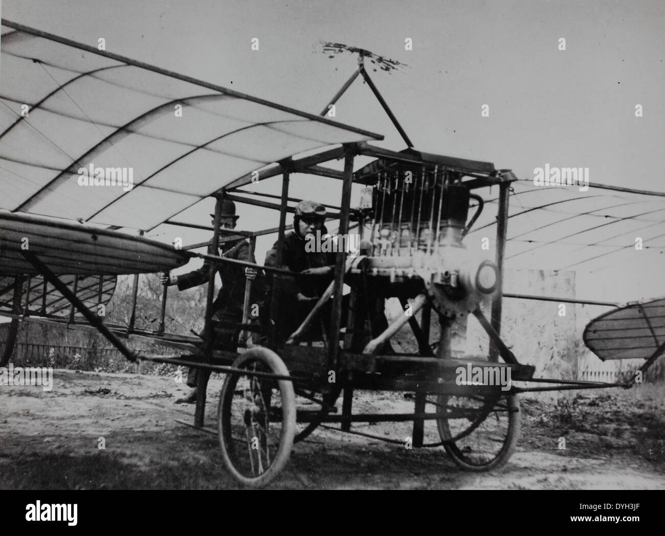 Una foto o un'illustrazione che raffigura un aereo misterioso, che sfida gli appassionati e gli esperti di aviazione a identificare il modello o il tipo specifico. Questo tipo di contenuti spesso suscita interesse e dibattito tra coloro che sono appassionati di identificazione degli aeromobili. Foto Stock