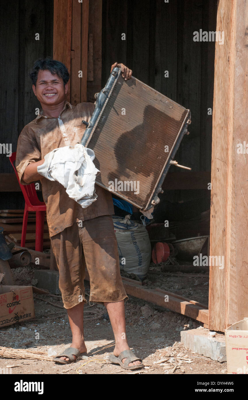 Il meccanico in un garage stradale in zone di Mondulkiri rurale provincia, Cambogia Foto Stock