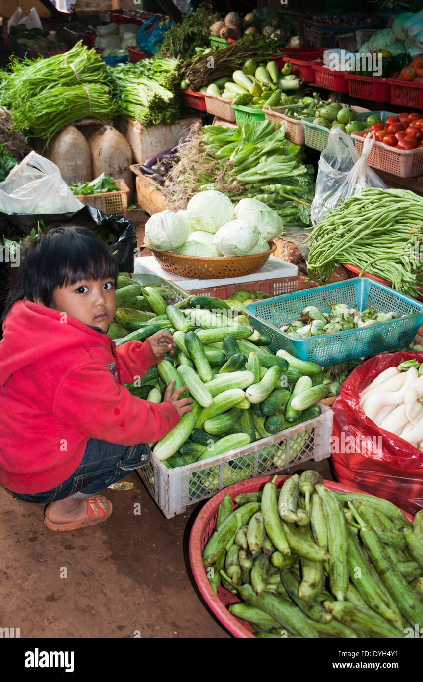 Bambino al mercato in Sen Monorom, zone di Mondulkiri, Cambogia Foto Stock