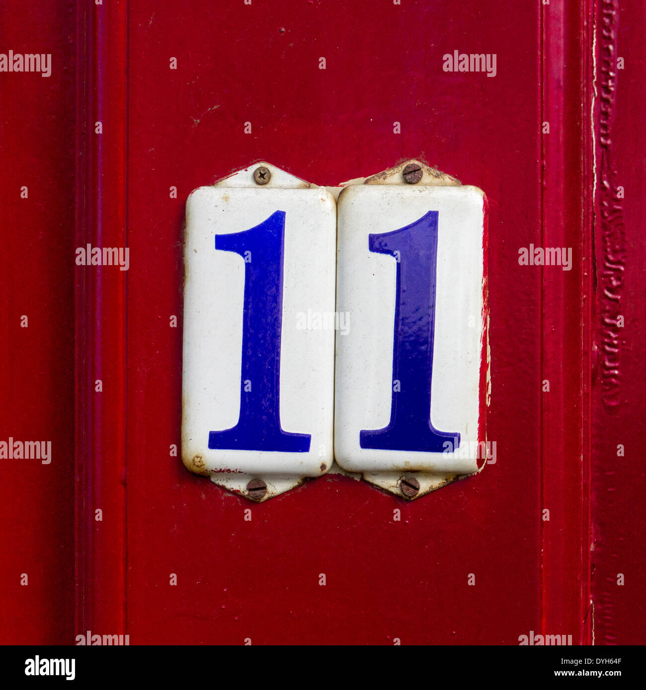 Casa smaltato numero undici. Scritte blu su sfondo bianco Foto Stock