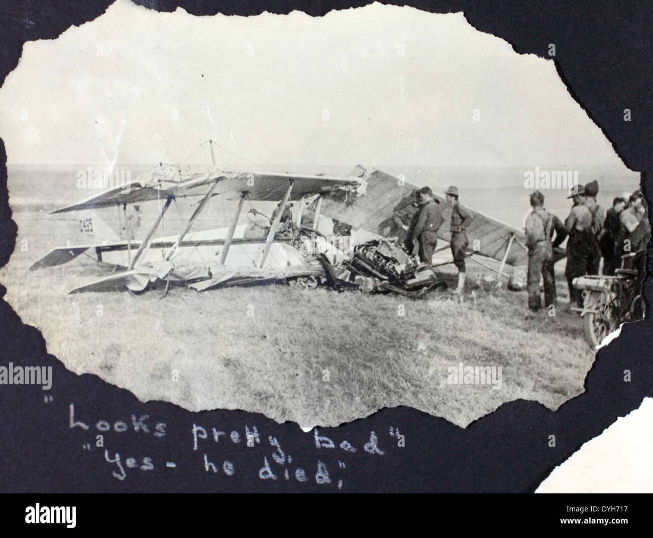 Questa foto dell'album 19, di Dorsey, mostra il Curtiss Jenny, un aereo chiave nella prima guerra mondiale. Il Jenny fu ampiamente utilizzato come addestratore e aereo da ricognizione durante la guerra. L'immagine evidenzia anche il De Havilland DH-4, un altro importante aereo dell'epoca. Foto Stock