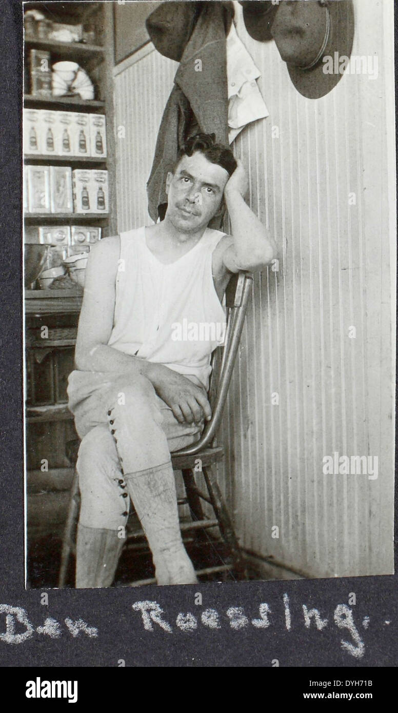 L'album 19 presenta le foto del Curtiss Jenny, un biplano ampiamente utilizzato durante la prima guerra mondiale per l'addestramento e le missioni di ricognizione. Il Jenny era uno dei velivoli più iconici della prima guerra mondiale e giocò un ruolo importante nella prima aviazione militare. Foto Stock