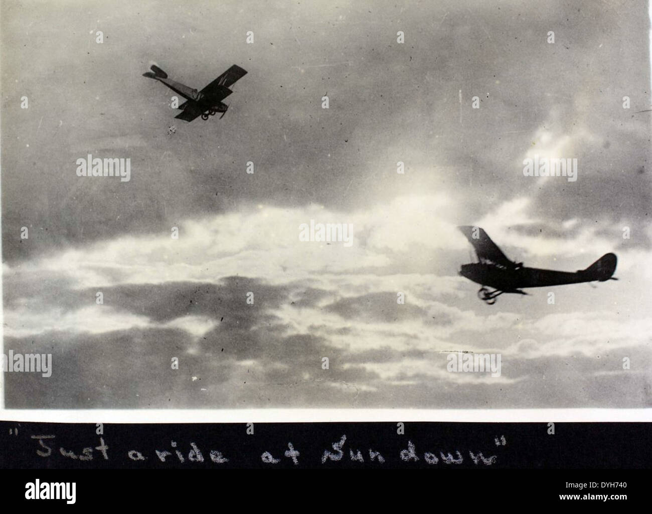 Questa foto, parte dell'album 19, raffigura un Curtiss JN-4 Jenny, un biplano ampiamente utilizzato durante la prima guerra mondiale per addestramento e ricognizione. Il Jenny era uno dei velivoli più significativi dell'aviazione militare, spesso abbinato al De Havilland DH-4 per le missioni di combattimento. Foto Stock