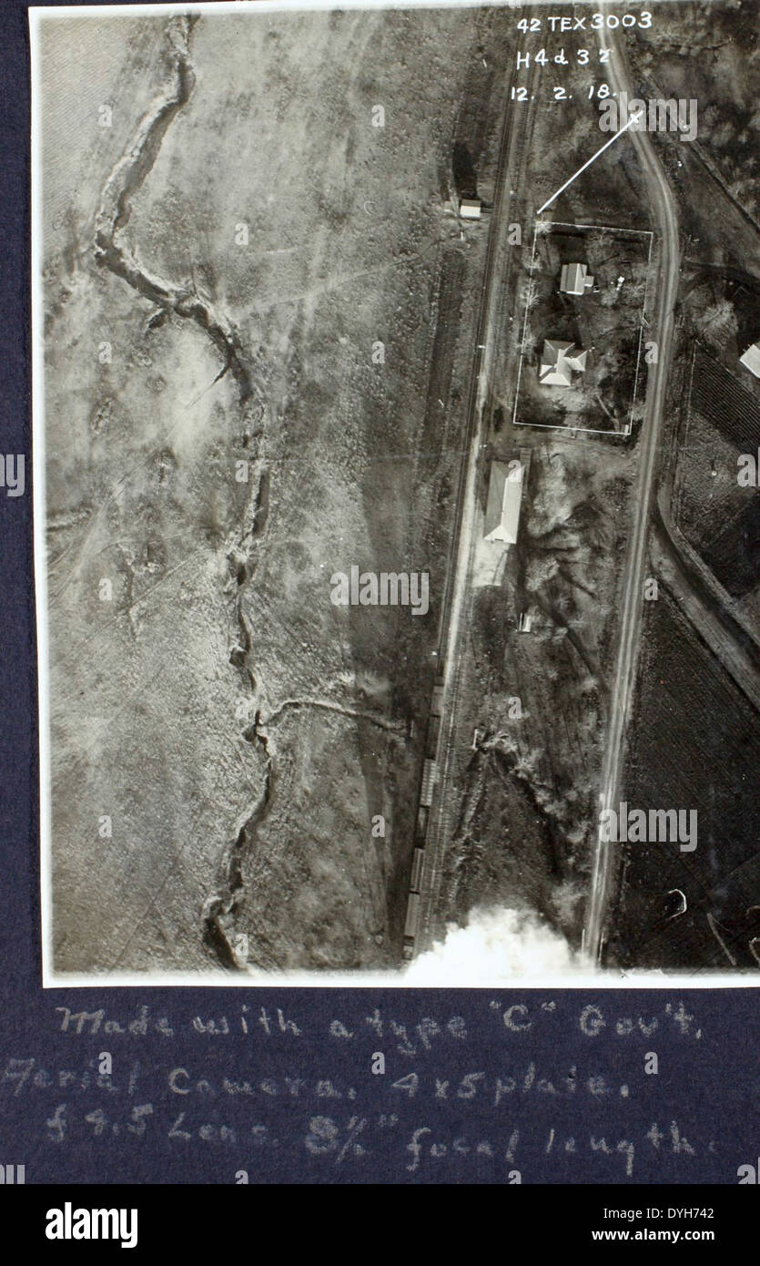 La foto di Dorsey cattura il Curtiss JN-4 Jenny, un iconico biplano americano utilizzato durante la prima guerra mondiale. L'aereo, insieme al De Havilland DH-4, svolse un ruolo cruciale nelle missioni di ricognizione e bombardamento, rappresentando progressi chiave nell'aviazione militare. Foto Stock