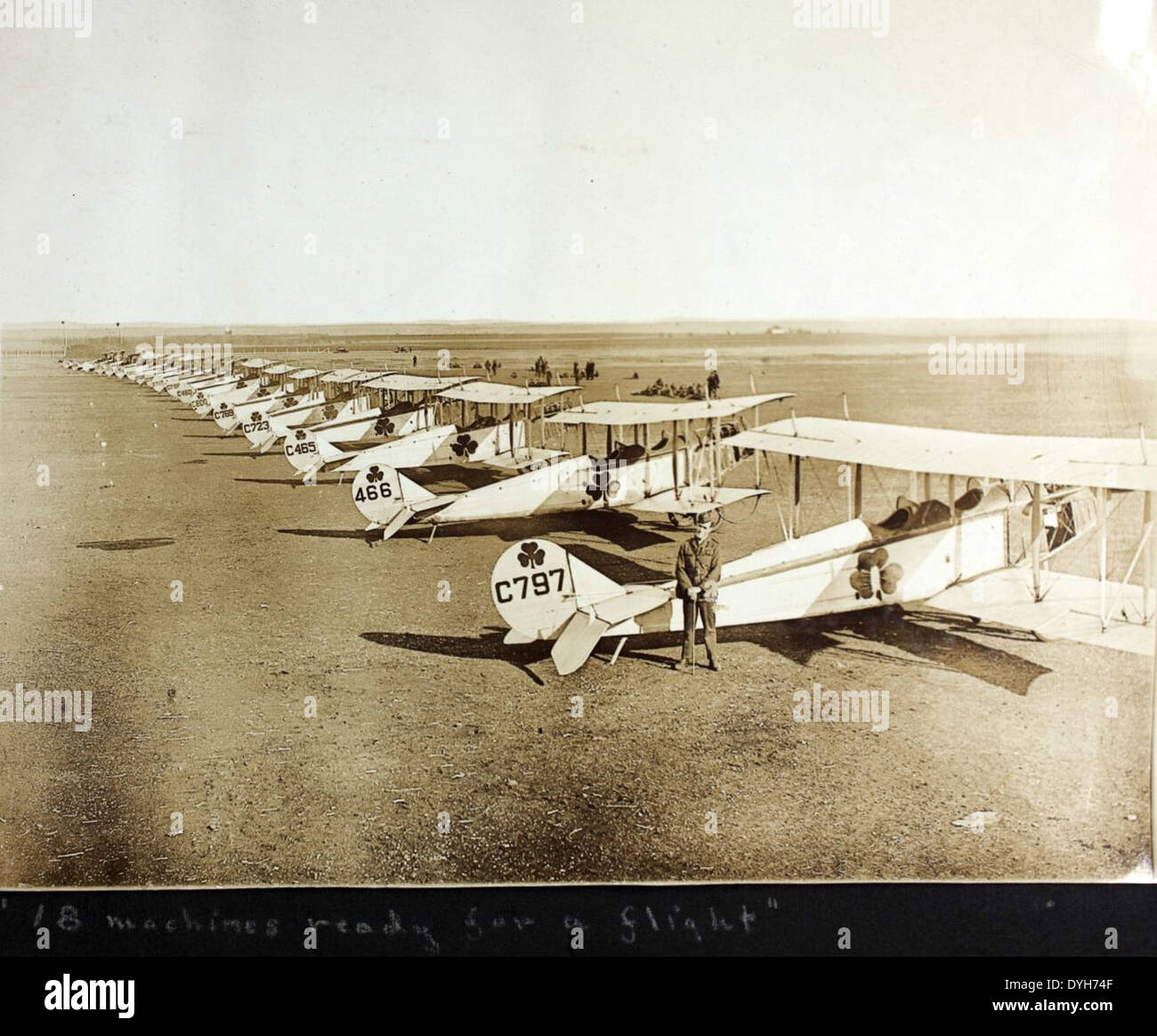 Questa fotografia tratta dall'album Dorsey mostra un Curtiss Jenny, uno degli aerei più iconici della prima guerra mondiale. Noto per il suo ruolo nell'addestramento militare, nella ricognizione e come aereo primario nelle prime fasi dell'aviazione americana, il Curtiss Jenny è un simbolo della storia dei primi voli. Foto Stock
