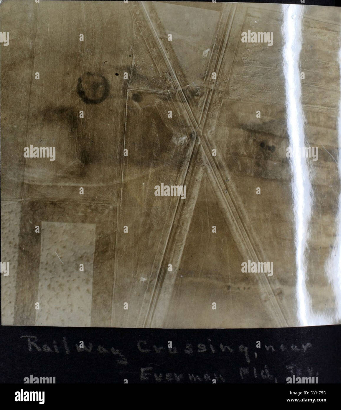 Questa immagine tratta dall'album 19 presenta un Curtiss Jenny, un aereo fondamentale durante la prima guerra mondiale, noto per il suo uso in ricognizione, addestramento e combattimento aereo. Foto Stock