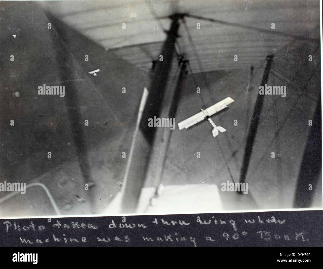 Questa immagine del Dorsey Photo album mostra un Curtiss Jenny, un biplano ampiamente utilizzato durante la prima guerra mondiale per missioni di addestramento e ricognizione. Il Jenny fu uno dei primi aerei ad essere utilizzato in veste militare durante la guerra. Foto Stock
