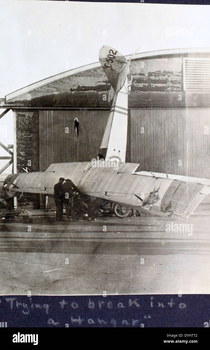 Il Curtiss Jenny, un aereo chiave durante la prima guerra mondiale, è raffigurato in questa fotografia dell'album Dorsey. Ha svolto un ruolo essenziale nell'addestramento e nelle prime operazioni di combattimento aereo. Foto Stock