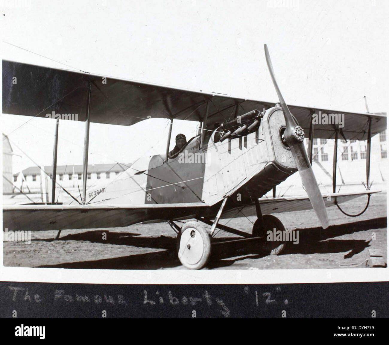 Il Curtiss JN-4, noto anche come "Jenny", era uno dei velivoli più iconici della prima guerra mondiale, utilizzato per l'addestramento e la ricognizione. Questa foto dell'album Dorsey cattura il significato storico della Jenny, evidenziando il suo ruolo nell'aviazione. Foto Stock