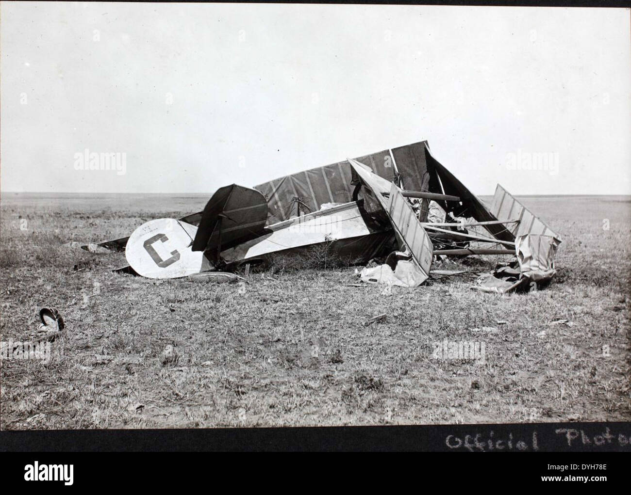 Questo album contiene fotografie dei velivoli Curtiss JN-4 Jenny e De Havilland DH-4, entrambi significativi nella prima guerra mondiale. Il Curtiss Jenny fu ampiamente utilizzato per l'addestramento, mentre il DH-4 era un bombardiere principale utilizzato dagli Stati Uniti durante la guerra. Foto Stock