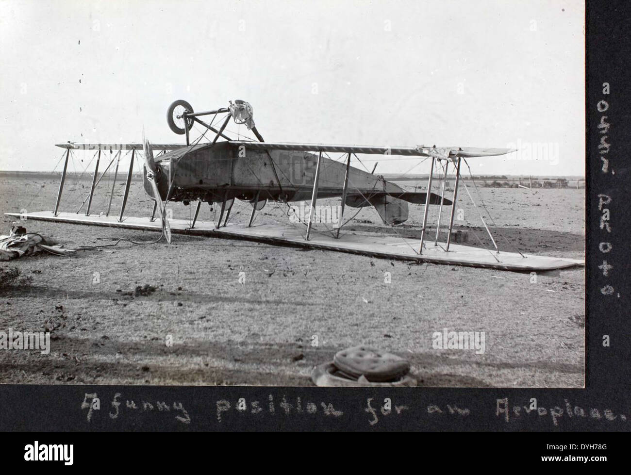 Questa immagine dell'album 19 mostra il Curtiss JN-4 Jenny, un biplano utilizzato durante la prima guerra mondiale per addestrare piloti e ricognizione. La Jenny fu fondamentale nello sviluppo della prima aviazione militare statunitense. Foto Stock