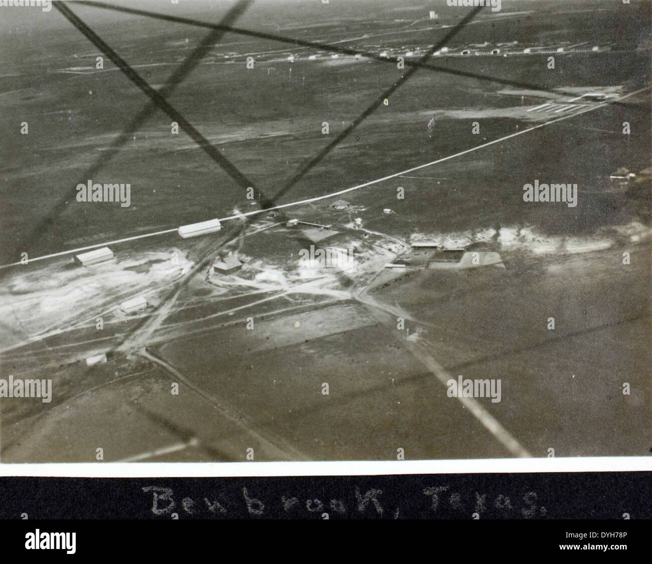 Questa foto dell'album 19 mostra un aereo Curtiss Jenny, uno dei biplani più famosi della prima guerra mondiale. Il Jenny è stato utilizzato sia per l'addestramento che per il combattimento, giocando un ruolo chiave nello sviluppo dell'aviazione militare. Foto Stock
