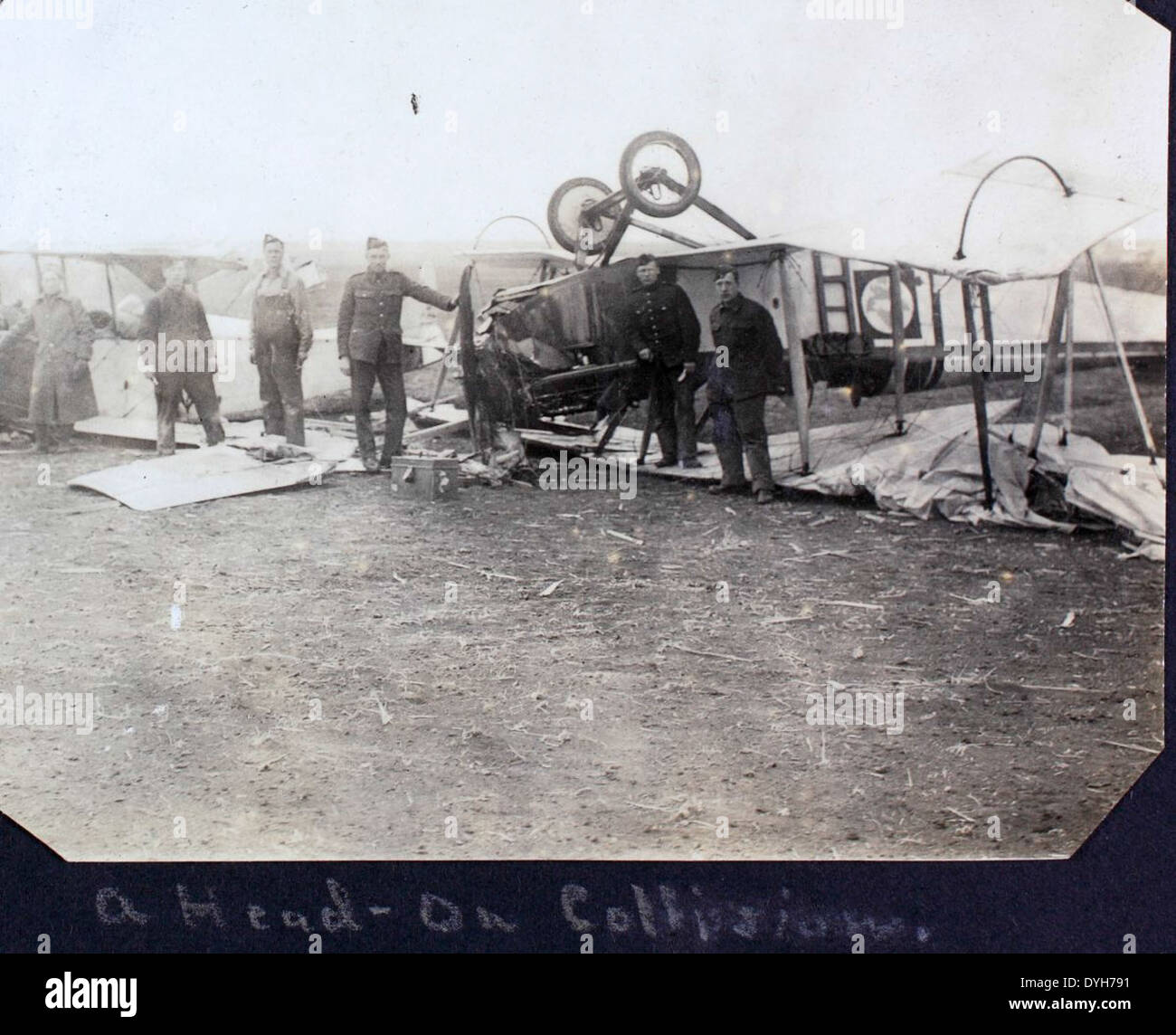 Questa immagine tratta dal Dorsey Photo album mostra il Curtiss Jenny, un iconico biplano statunitense ampiamente utilizzato durante la prima guerra mondiale. Impiegato principalmente per l'addestramento e la ricognizione, il Jenny ha contribuito a plasmare i primi anni dell'aviazione militare nello U.S. Army Air Service. Foto Stock