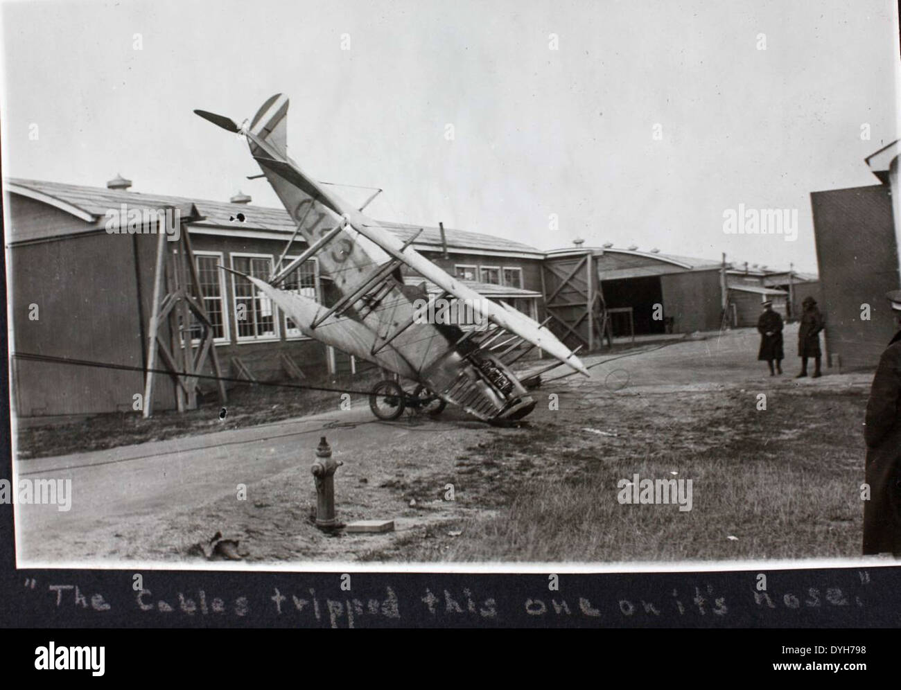 Questa foto dell'album 19 della Dorsey Collection presenta un Curtiss JN-4 Jenny, uno dei velivoli più iconici della prima guerra mondiale. È stato utilizzato principalmente per l'addestramento e la ricognizione durante la guerra e ha svolto un ruolo fondamentale nella formazione dei primi aerei militari. Foto Stock