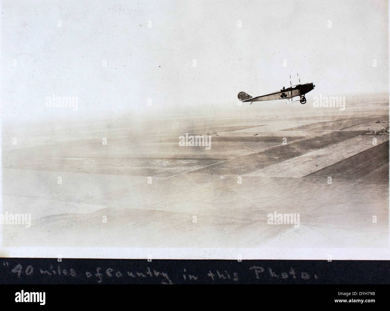 Il Curtiss Jenny, un biplano pionieristico, fu ampiamente utilizzato durante la prima guerra mondiale per l'addestramento, la ricognizione e la consegna della posta. Questa immagine dell'album Dorsey Photo cattura la Jenny in azione, mostrando il suo ruolo nell'aviazione militare. Il De Havilland DH-4 è menzionato anche come un aereo chiave dell'epoca, utilizzato principalmente per bombardamenti e missioni di ricognizione. Foto Stock