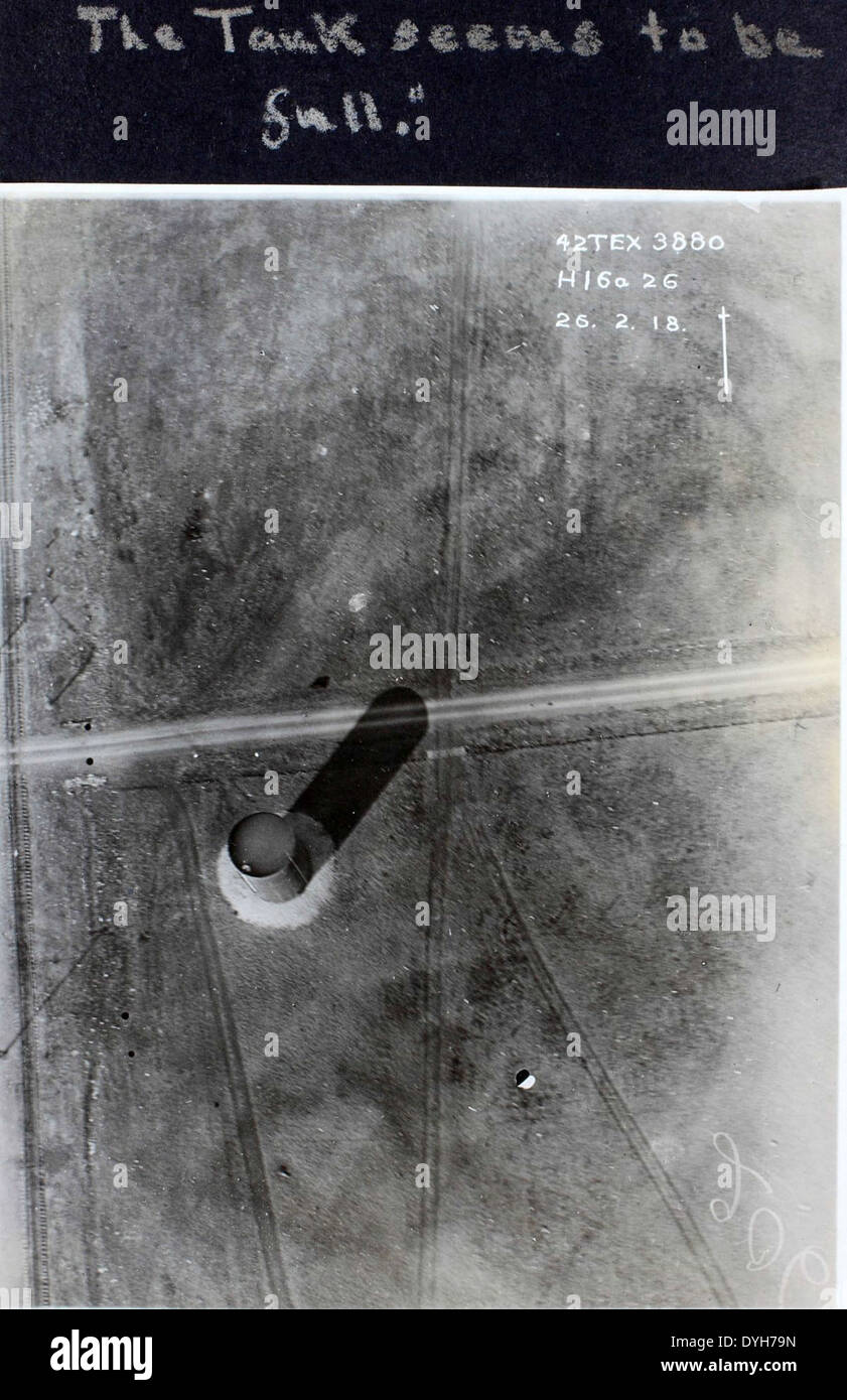 Il Curtiss Jenny, un biplano ampiamente utilizzato durante la prima guerra mondiale, è raffigurato in questa immagine. L'aereo giocò un ruolo chiave nella ricognizione e nell'addestramento durante il conflitto, diventando uno degli aerei più iconici della guerra. Foto Stock