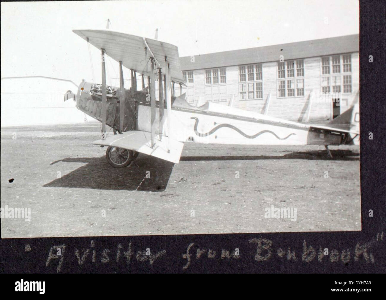 L'album fotografico Dorsey include immagini del Curtiss Jenny, un iconico aereo della prima guerra mondiale. Fu ampiamente utilizzato per l'addestramento e la ricognizione durante la guerra, contribuendo all'evoluzione della prima aviazione militare. Foto Stock