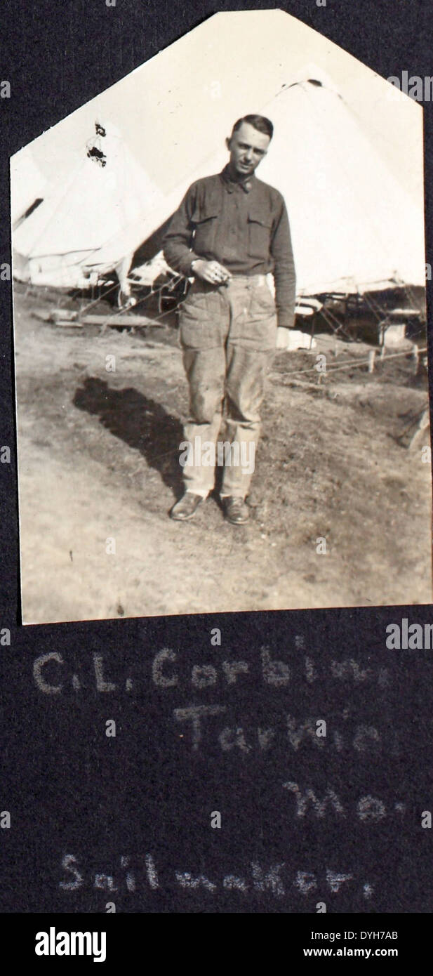 Questa fotografia dell'album 19 di Dorsey raffigura il Curtiss Jenny, un aereo chiave durante la prima guerra mondiale. Accanto ad esso, è presente anche il DeHavilland DH-4, evidenziando due importanti aerei utilizzati per missioni di ricognizione e bombardamento durante la guerra. Foto Stock