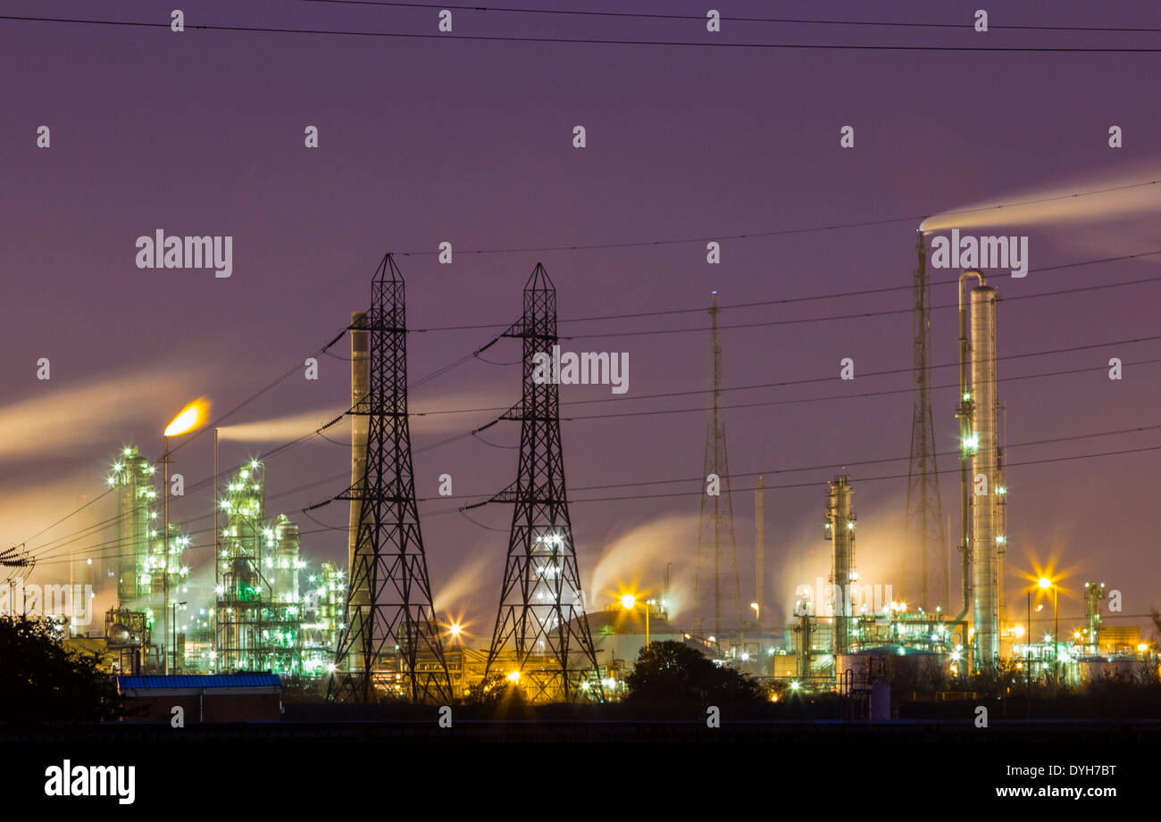 Teesmouth Riserva Naturale, Hartlepool, Regno Unito. Xviii Apr, 2014. La serie di immagini in pre alba luce sul Venerdì Santo che mostra il paesaggio industriale che circonda Teesmouth Riserva Naturale Nazionale. Nonostante sia circondato da industria pesante, la intertidal velme di sabbie di tenuta sono a livello internazionale un sito importante per l'avifauna. Una colonia di circa 100 comuni e le foche grigie di razza anche qui. La skyline industriale di Teesside è detto di avere bee l ispirazione per alcune delle scene di apertura in Blade Runner. Il regista Ridley Scott, cresciuto a Teesside. Credito: ALANDAWSONPHOTOGRAPHY/Alamy Live ne Foto Stock