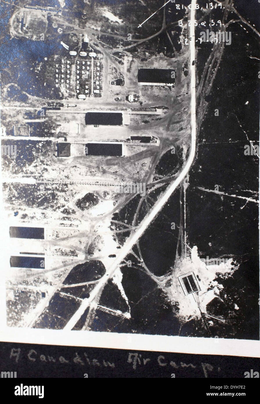 Questo storico album fotografico presenta il Curtiss Jenny, uno dei più importanti aerei della prima guerra mondiale, noto per il suo ruolo nella ricognizione e nell'addestramento. L'album include anche immagini del DeHavilland DH-4, un altro aereo chiave della prima guerra mondiale. Foto Stock