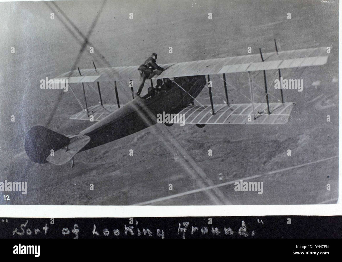 La foto dell'album 19 Dorsey cattura il Curtiss Jenny, un importante aereo della prima guerra mondiale. Il Curtiss Jenny giocò un ruolo significativo nell'aviazione iniziale, in particolare per l'esercito statunitense durante la guerra, come addestratore e aereo da combattimento. Foto Stock