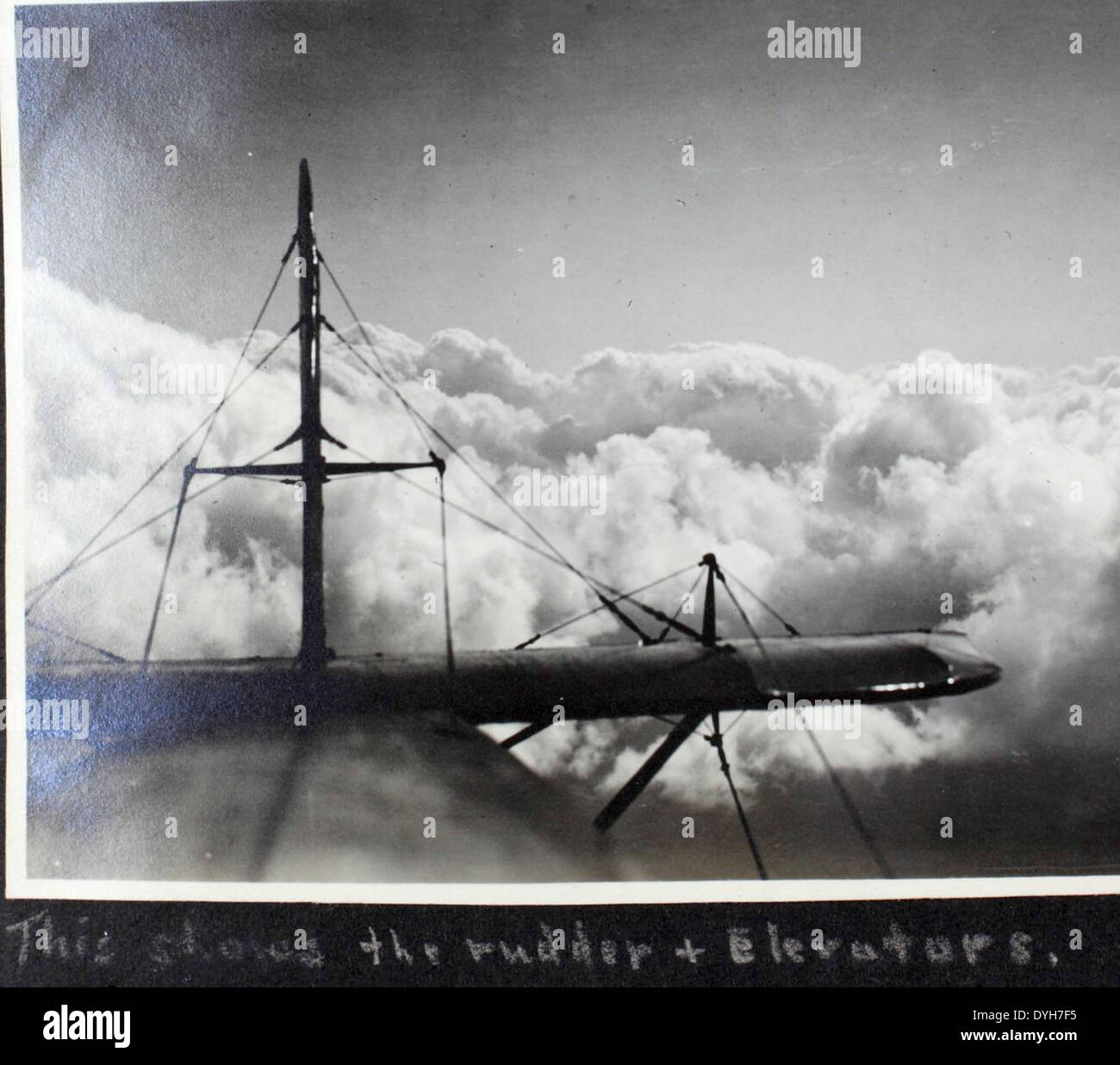 Questa fotografia tratta dal Dorsey album mostra un Curtiss JN-4 Jenny e un De Havilland DH-4, due aerei utilizzati durante la prima guerra mondiale. Il Curtiss Jenny fu ampiamente utilizzato per l'addestramento, mentre il DH-4 servì come bombardiere e aereo da ricognizione. Foto Stock