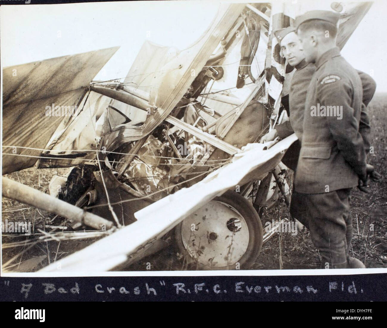 Questa foto dell'album Dorsey mostra un Curtiss JN-4 Jenny, un famoso biplano americano utilizzato durante la prima guerra mondiale. Era uno degli aerei più iconici dell'epoca, noto per il suo ruolo nelle missioni di addestramento e ricognizione. Foto Stock