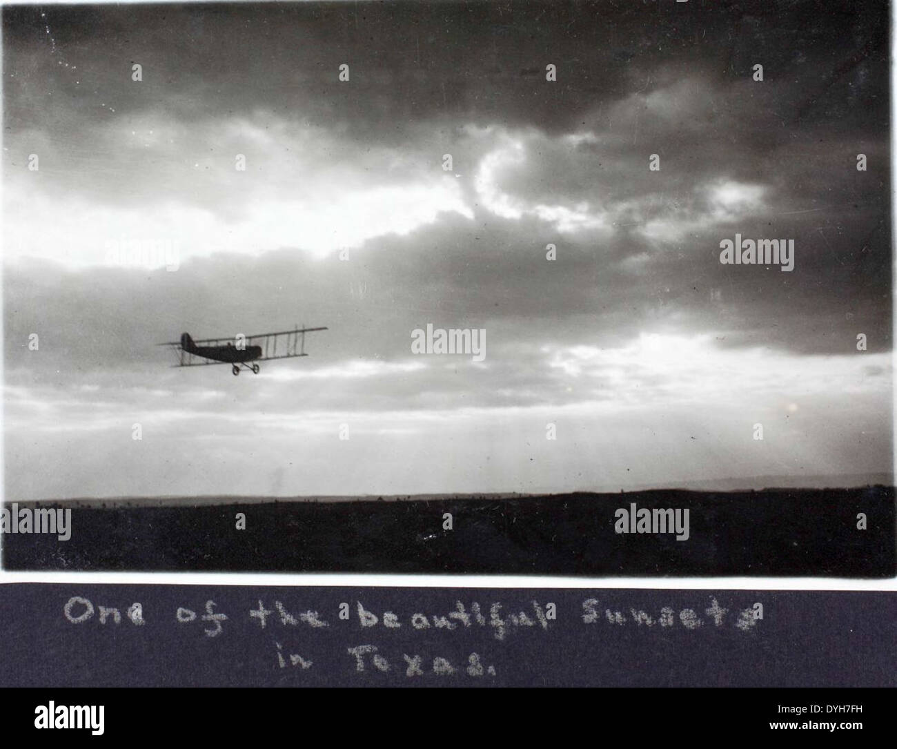 Questa foto mostra un aereo Curtiss Jenny, un importante biplano usato durante la prima guerra mondiale. La Curtiss Jenny giocò un ruolo cruciale nei primi combattimenti aerei e nell'addestramento durante la guerra, segnando un momento chiave nello sviluppo dell'aviazione militare. Foto Stock
