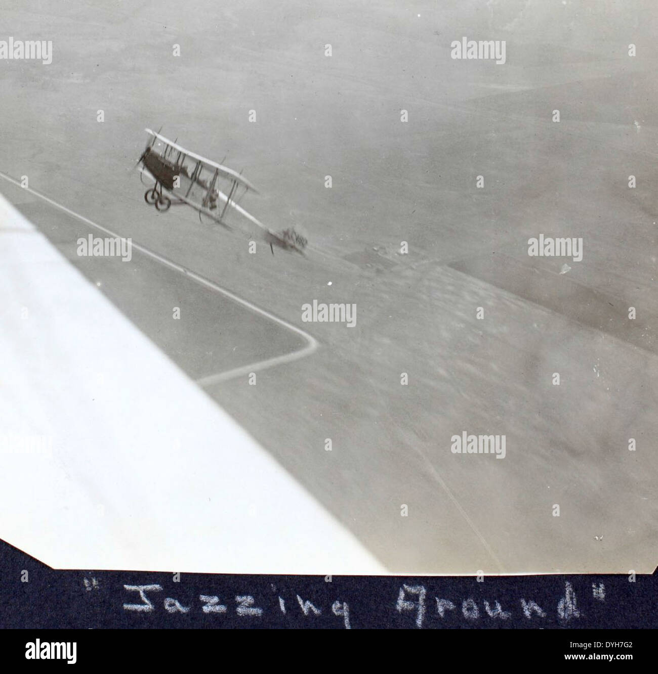 Questa fotografia raffigura un Curtiss Jenny, un aereo da addestramento primario utilizzato dall'esercito statunitense durante la prima guerra mondiale. Fu determinante nello sviluppo dell'aviazione e addestrò molti primi aviatori, compresi quelli che più tardi parteciparono al combattimento aereo della guerra. La foto fa parte della collezione Dorsey, che mostra il ruolo dell'aereo nell'aviazione militare. Foto Stock