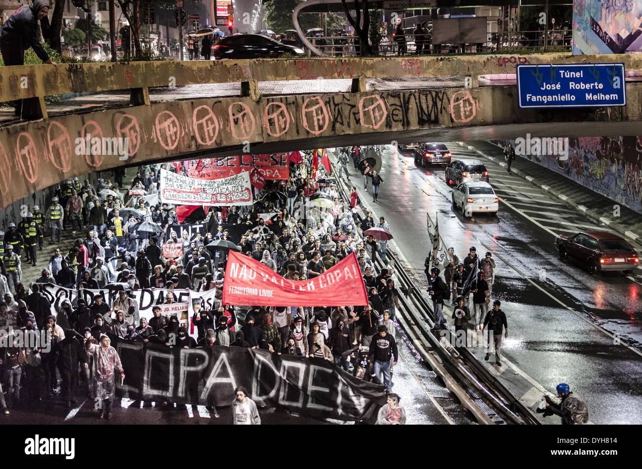 San Paolo del Brasile. 15 apr 2014. Sao Paulo 15/04/2014 - In una serata piovosa, circa 500-1000 persone si uniscono alla quinta dimostrazione in Sao Paulo, Brasile, contro la Coppa del mondo, questa, focalizzata sulla salute pubblica. Nel 2013, l'ex giocatore di football Ronaldo Nazario detto ''una Coppa del Mondo non è fatta di ospedali'', che giustifica le spese di quasi (EURO) 10 miliardi di euro negli stadi e strutture per l'evento. Alla fine della dimostrazione, un'agenzia bancaria è stato aggredito e la sua finestra, rotto. 54 persone sono state arrestate e 4 saranno perseguiti a norma di legge. (Foto di Gustavo Basso/NurPhoto) (credito Immagine: © G Foto Stock