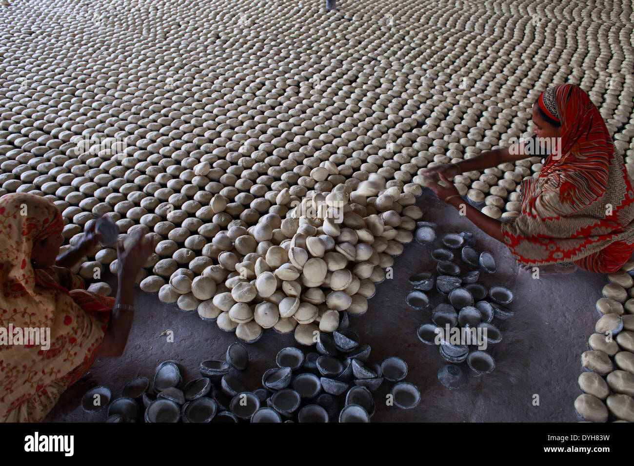 Dacca in Bangladesh. Xix Mar, 2013. Impasto morbido è imposto in luogo aperto per ottenere hard o solido. © Zakir Hossain Chowdhury/NurPhoto/ZUMAPRESS.com/Alamy Live News Foto Stock