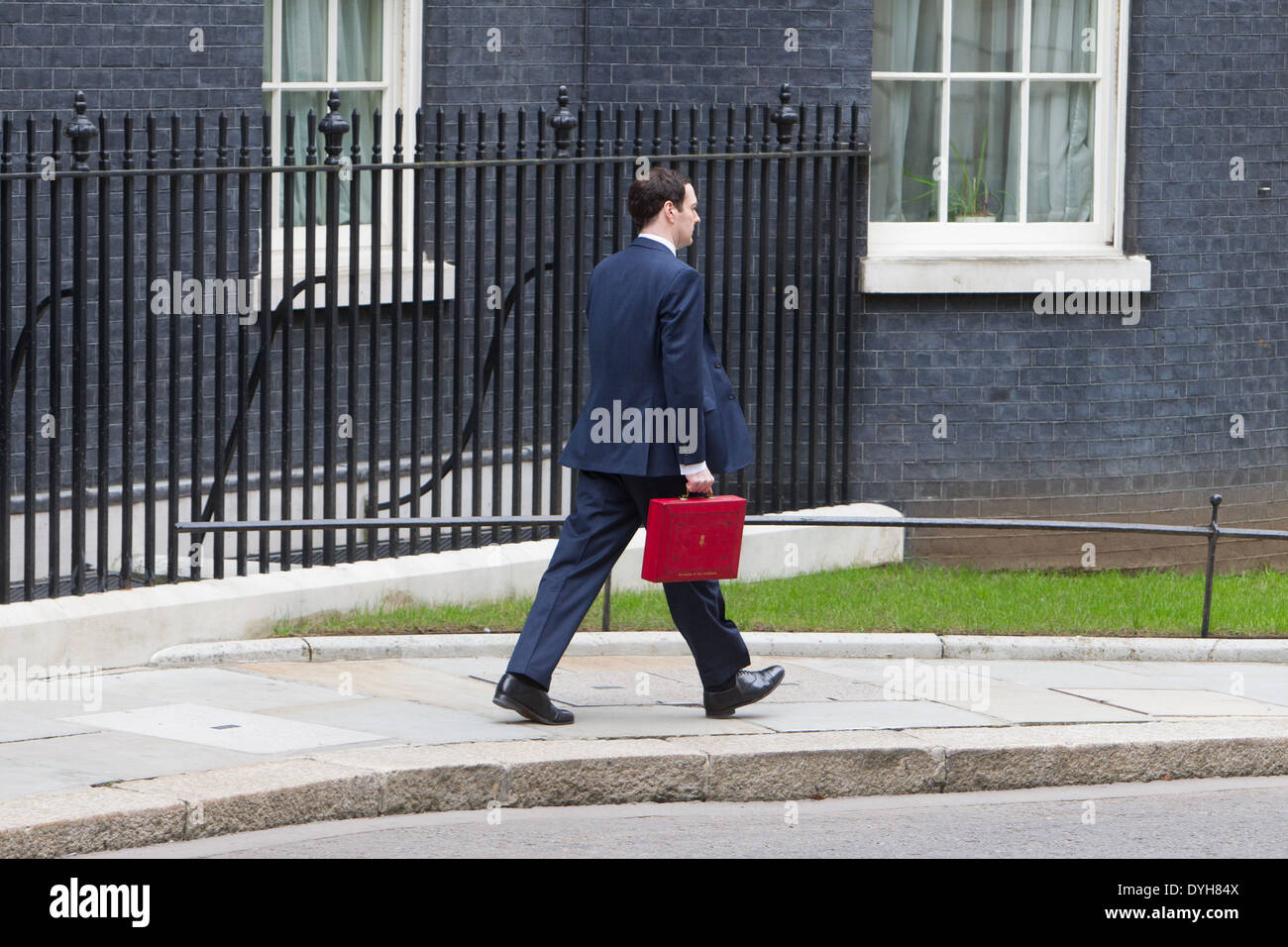 George Osbourne lascia 11 di Downing Street per consegnare il suo budget Foto Stock