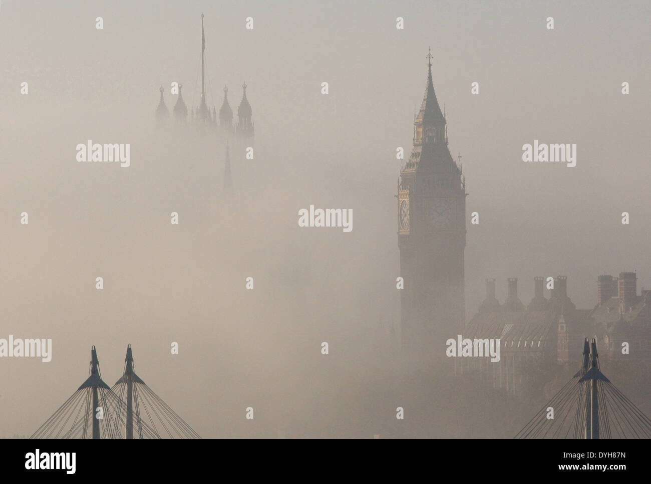 Le Case del Parlamento visto da est in una nebbiosa mattina Foto Stock