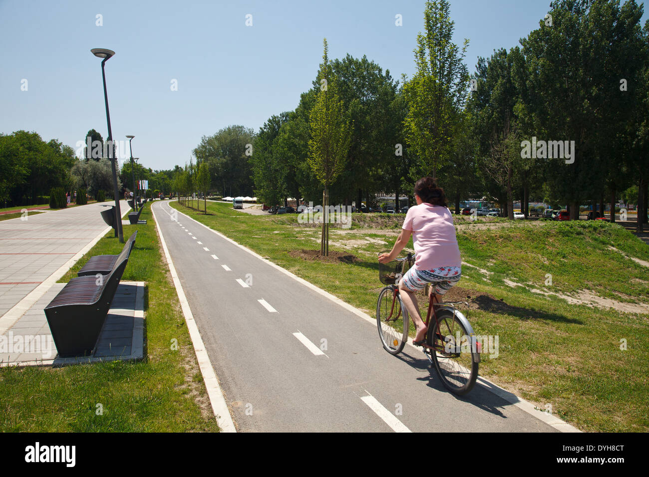 Biciclette in Strand spiaggia. Fiume Danubio, Novi Sad, Serbia, Europa Foto Stock