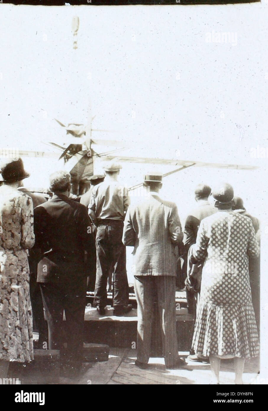 Questa foto tratta dall'album Art Carroll mostra il pioniere dell'aviazione Anthony Fokker, noto per i suoi innovativi progetti di aerei, che hanno giocato un ruolo importante nella storia dell'aviazione e negli sviluppi dell'aviazione militare. Foto Stock