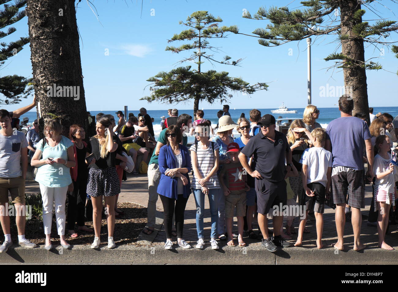Manly Beach, Sydney, Australia. Xviii Apr, 2014. Il principe William e Kate, il Duca e la Duchessa di Cambridge visitare Manly Beach a Sydney, dove grandi folle attendono il loro arrivo. Australia. Credito: martin berry/Alamy Live News Foto Stock