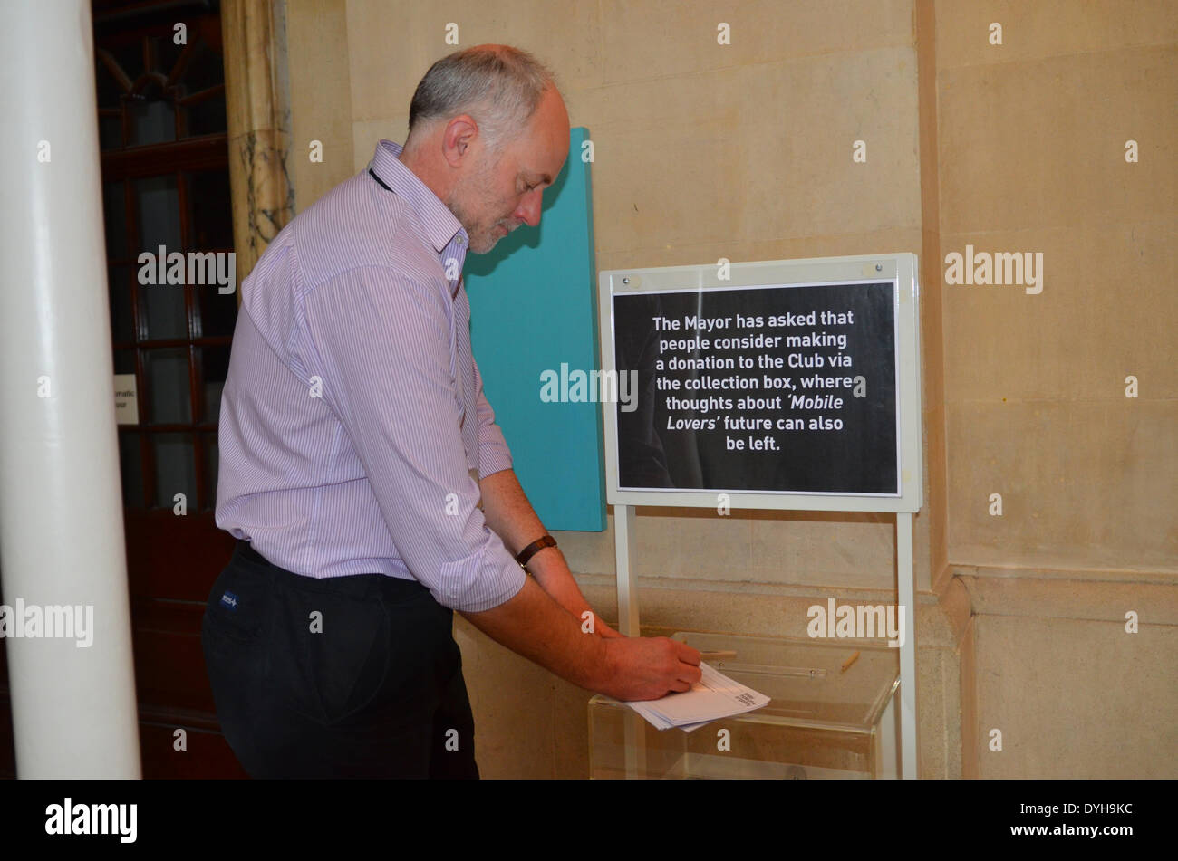 'Mobile di amanti che si suppone essere creato dall'artista di strada Banksy, apparso su una parete in St Judes a Bristol e aver rimosso è ora in vista nel Bristol City Museum. La proprietà di questa immagine è ancora da determinare. Ray Barnett Bristol Collection Manager di gallerie aggiunge i suoi pensieri su ciò che dovrebbe accadere per le opere d'arte. Credito: Robert Timoney/Alamy Live News Foto Stock