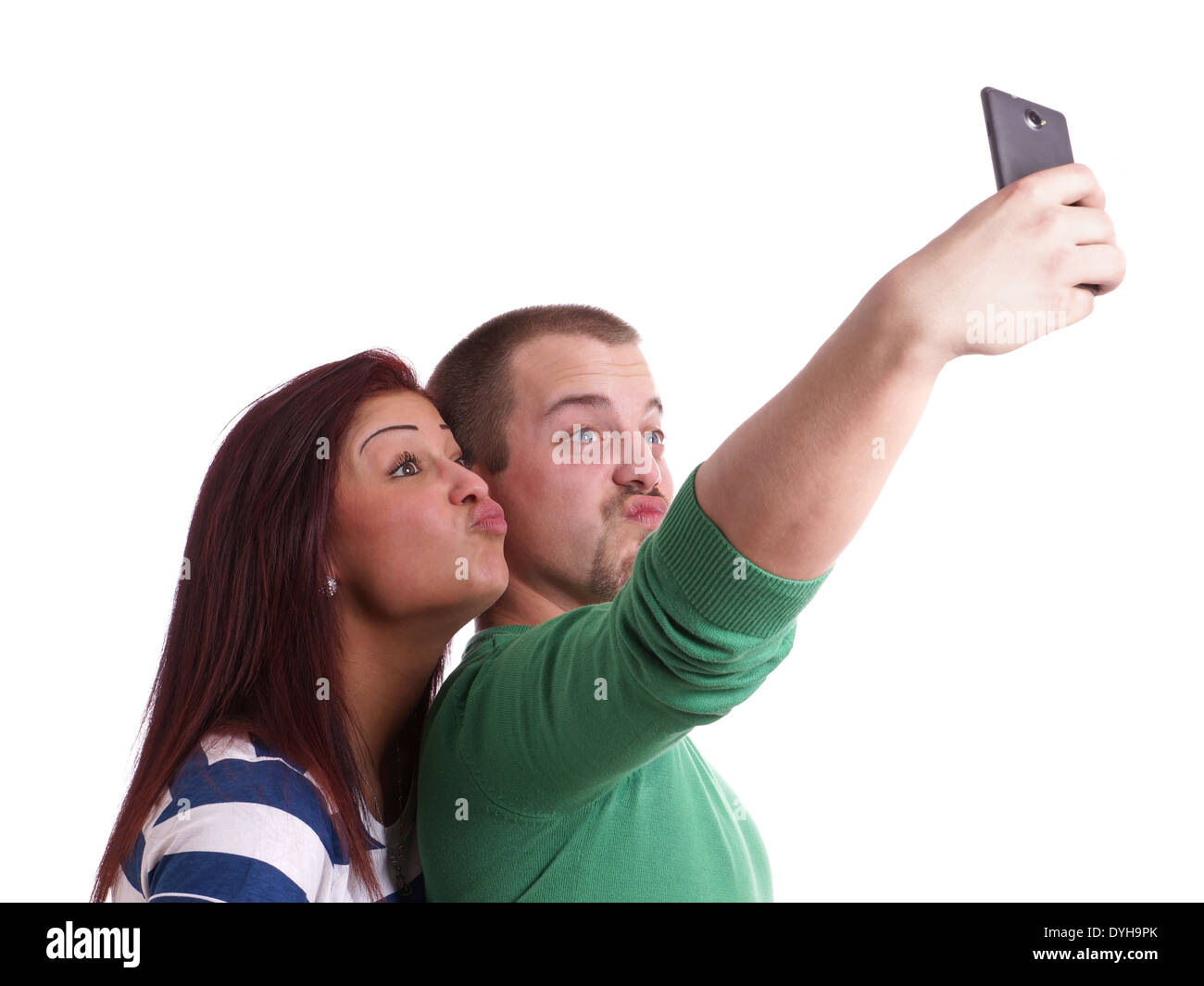 Silly coppia giovane rendendo faccia d'anatra tenendo selfie con smart phone fotocamera Foto Stock