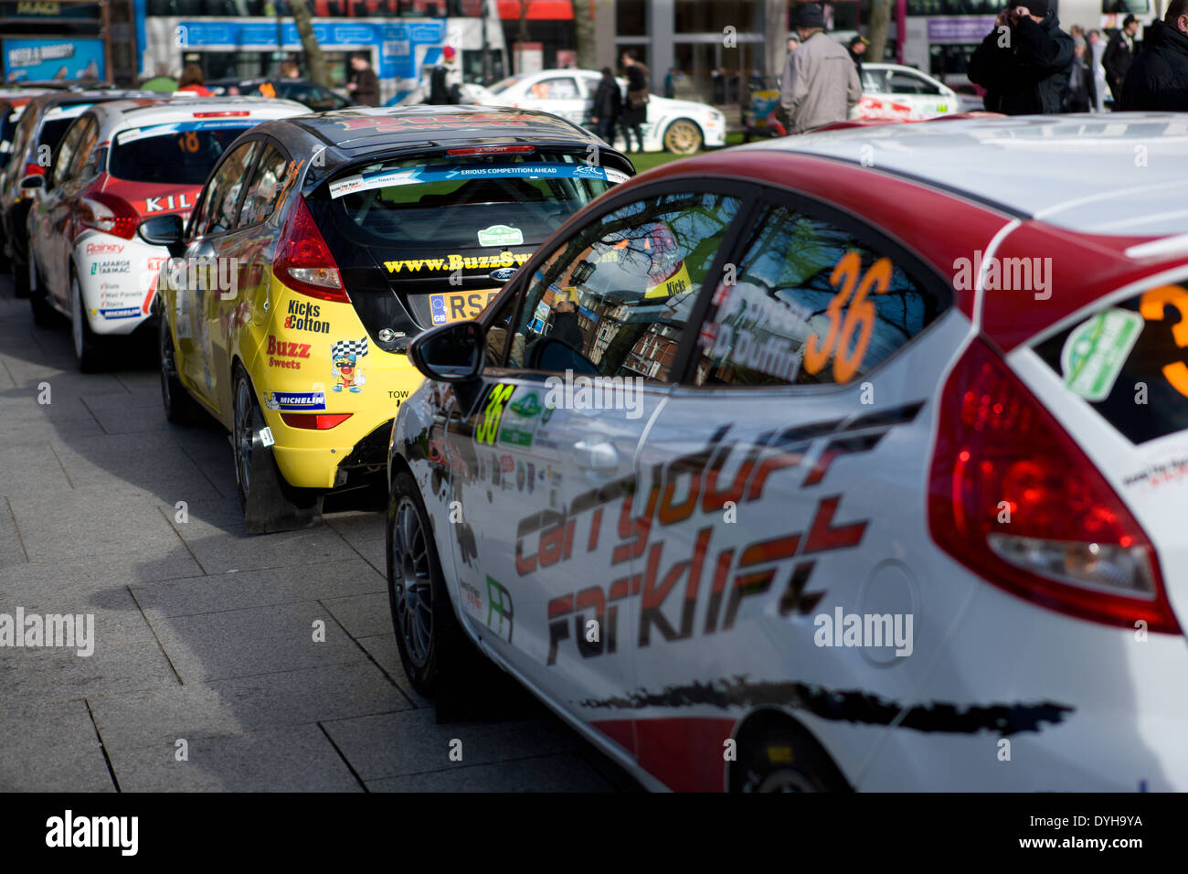 Belfast City Hall ,UK 18 aprile 2014. FIA European Rally 4° round del circuito di Rally Irlanda partenza cerimoniale a Belfast Foto Stock