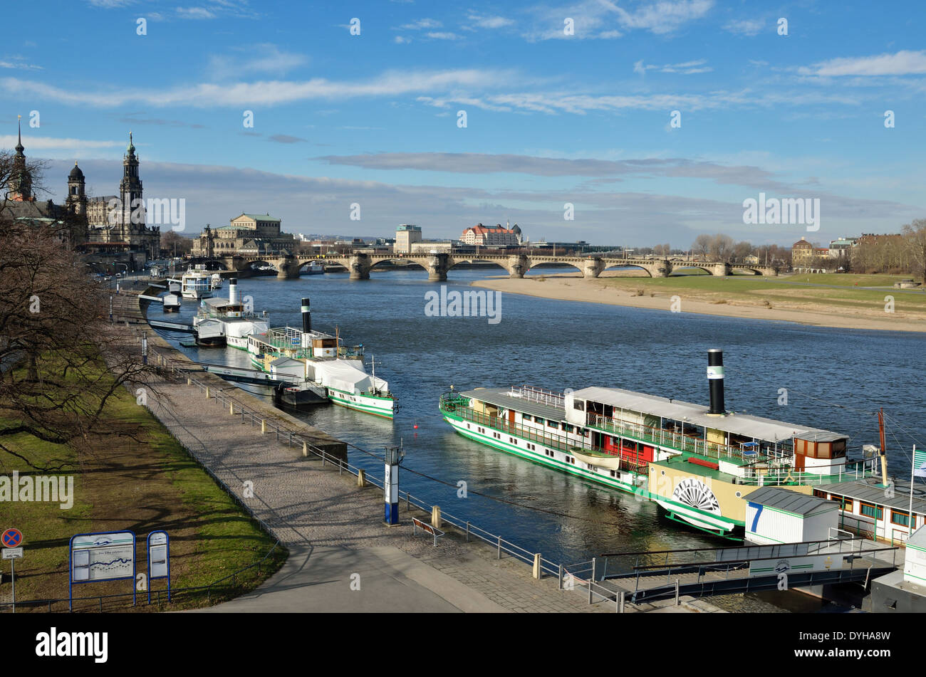 A Dresda, Schiffsanleger am Terrassenufer und Augustusbrücke Foto Stock